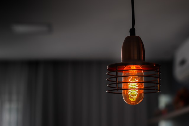 Ilustrasi lampu menyala dengan genset otomatis untuk rumah tangga