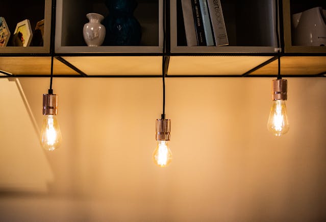 Ilustrasi lampu menyala dengan genset yamaha