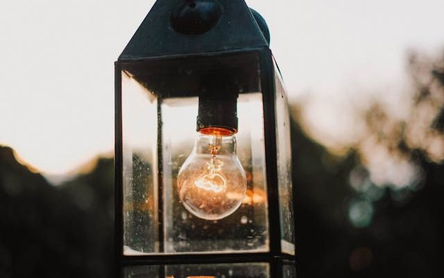 Ilustrasi lampu menyala dengan genset portable
