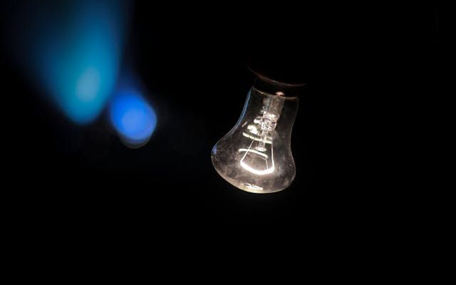 Ilustrasi lampu menyala dengan genset