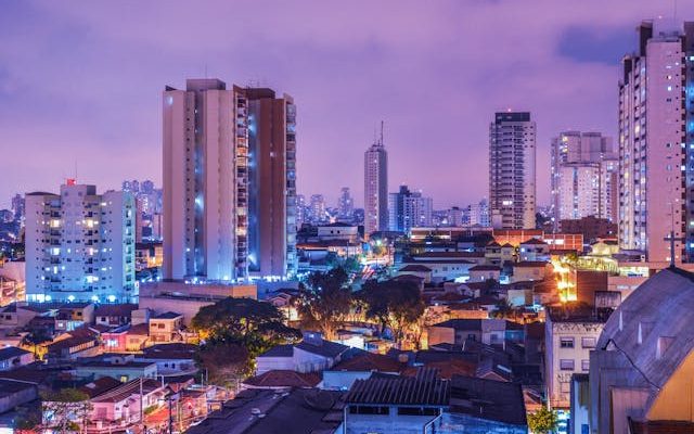 Ilustrasi listrik menyala dengan genset di bali